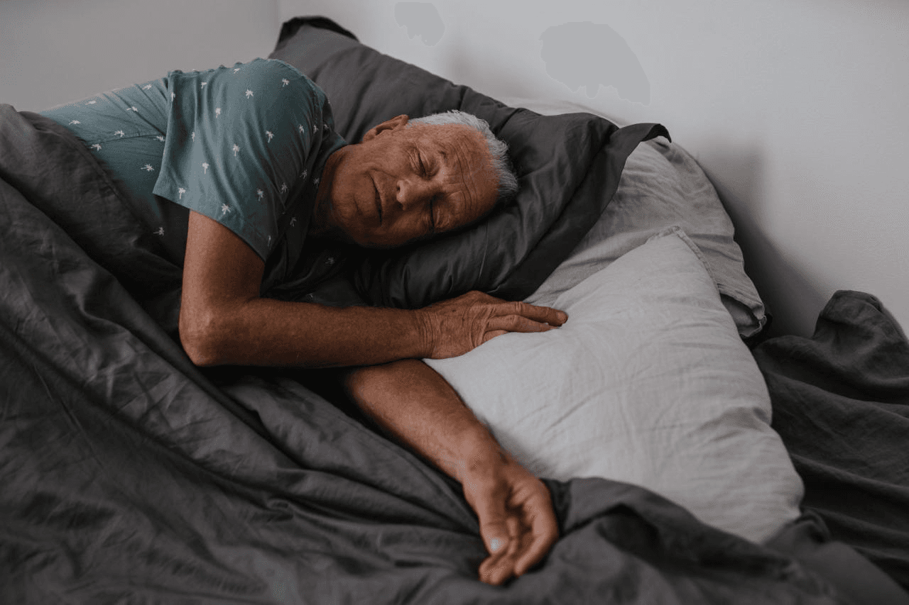 Profesional durmiendo mientras alguien atiende sus llamadas