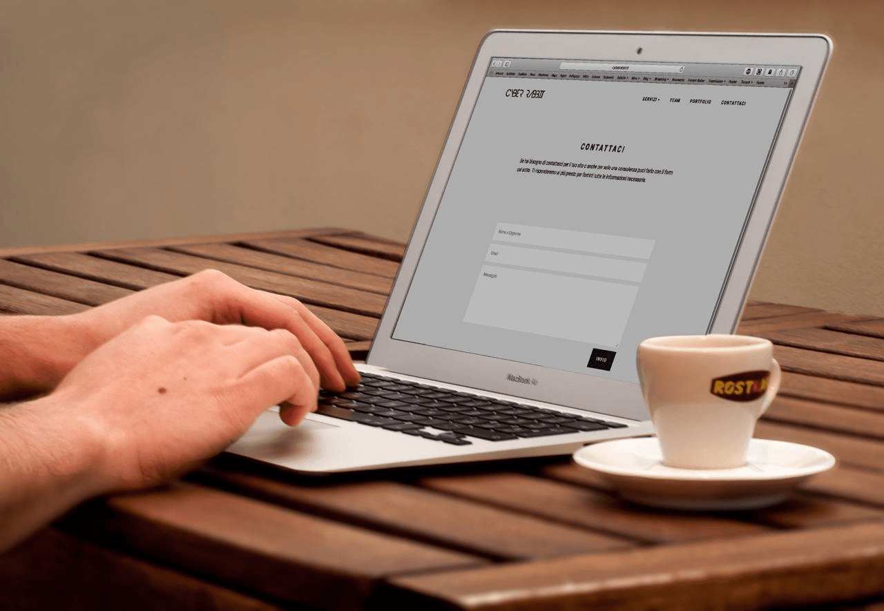 Profesional consultando su web en el ordenador